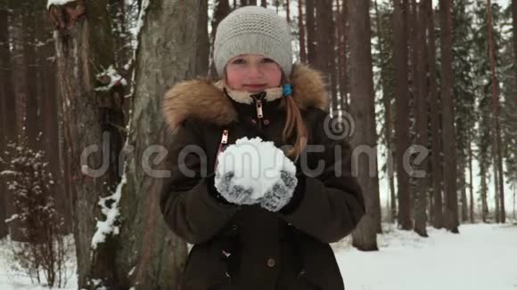 孩子在冬天下雪视频的预览图