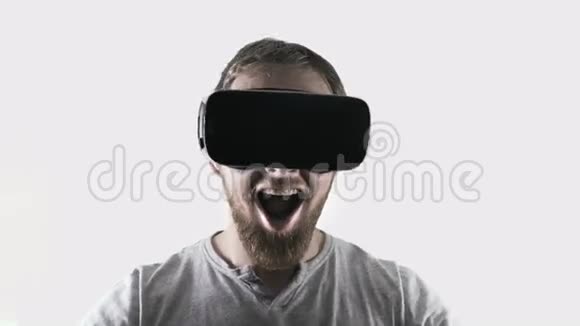情绪微笑快乐的男人戴着虚拟现实眼镜虚拟现实耳机视频的预览图