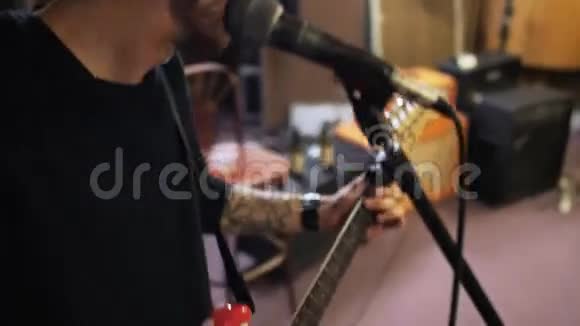 玩电动吉他的人的脸和手视频的预览图