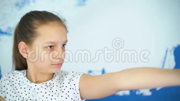 开朗漂亮的女孩做自拍智能手机视频的预览图