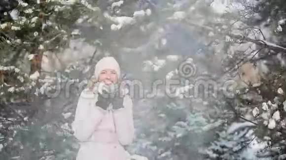 雪落在有树枝的女孩身上视频的预览图