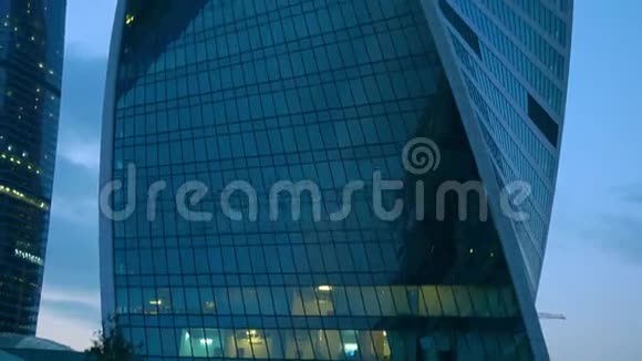 现代摩天大楼办公室窗户的灯光放大4K建立镜头视频的预览图