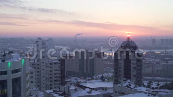 日落背景下的城市夜景视频的预览图