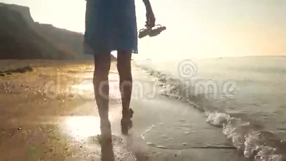 女人的腿走路海滨视频的预览图