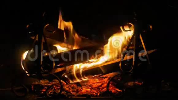 关闭壁炉和燃烧4k的木头视频的预览图