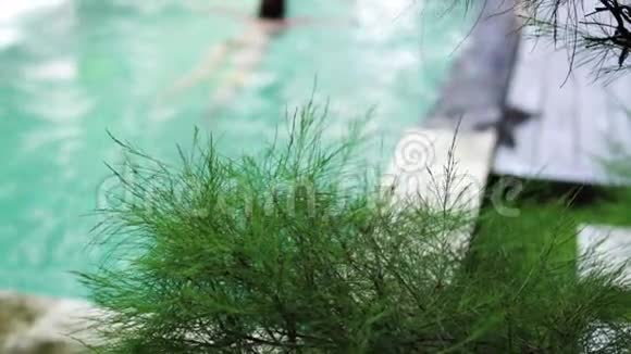 迷人的年轻白种人女性在她的游泳池里享受休闲时光在豪华别墅热带岛屿巴厘岛视频的预览图