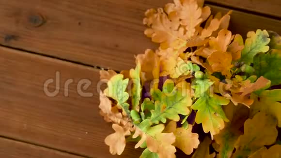木桌上的秋色橡树叶视频的预览图