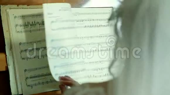 新郎新娘一起弹钢琴视频的预览图