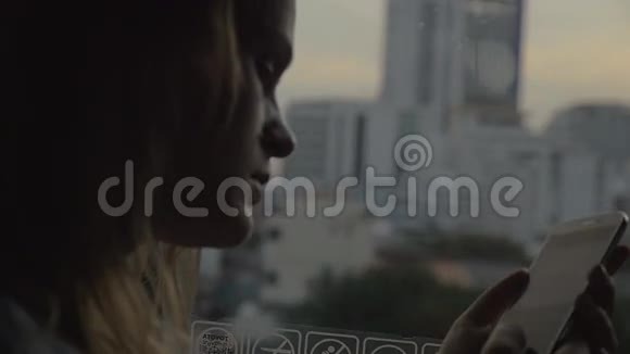 女通勤者在公共汽车上用手机泰国曼谷视频的预览图