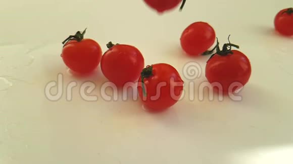 番茄成熟水浇维生素慢镜头拍摄湿摔视频的预览图