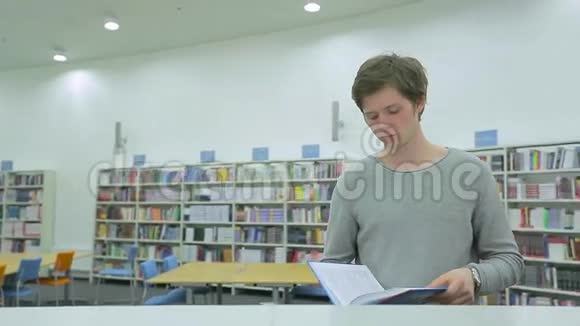 图书馆里的年轻人读物视频的预览图