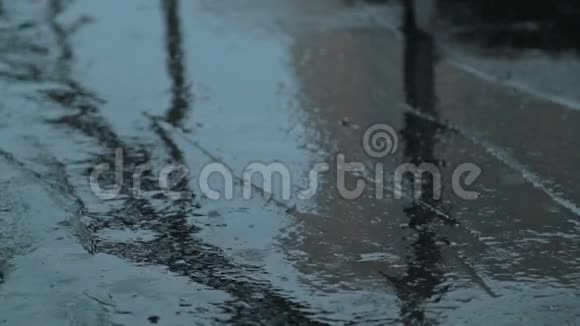 一大滴大滴的雨落在地上视频的预览图