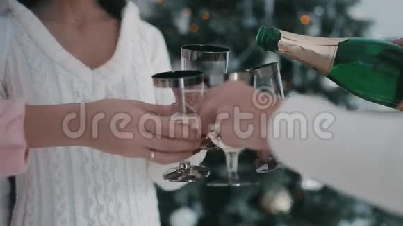 女孩们在圣诞树旁喝香槟视频的预览图