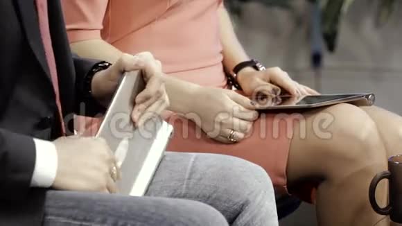 电视节目主持人用平板电脑握手视频的预览图