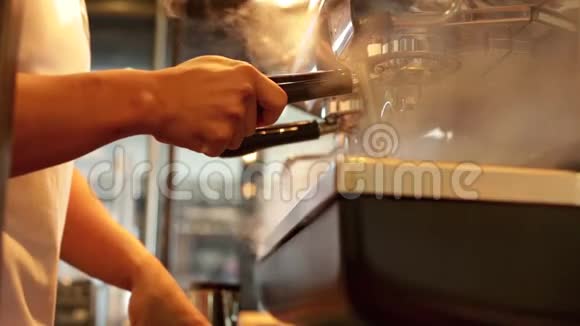 咖啡师从咖啡制的拿铁艺术中汲取牛奶视频的预览图