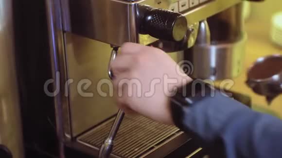 咖啡机提供的咖啡卡布奇诺咖啡视频的预览图