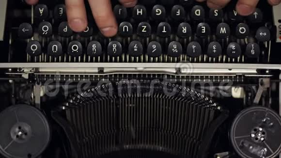 老式打字机的老特写镜头从120fps慢镜头视频的预览图