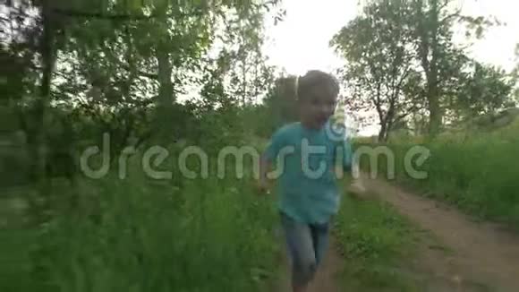 日落时分快乐的孩子在树林里奔跑视频的预览图