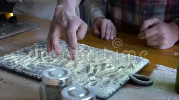 男人和女孩用手指在厨房里的面粉上画画视频的预览图