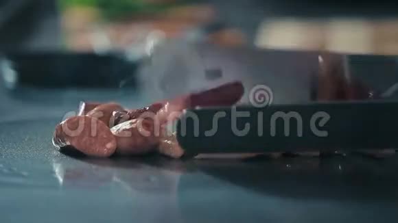 厨师在烹饪时搅动香肠视频的预览图