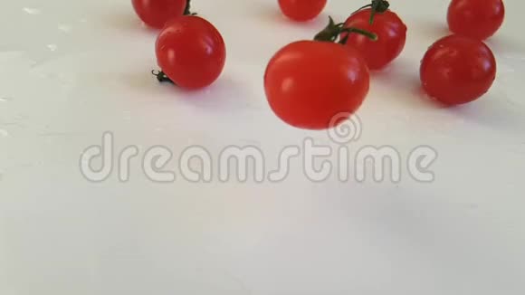 西红柿熟水浇慢镜头拍摄湿坠视频的预览图