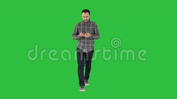 走路的人正在打电话在绿色屏幕上微笑Chroma键视频的预览图