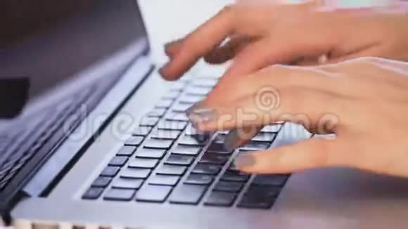 一名年轻女子在笔记本电脑上工作的特写镜头视频的预览图