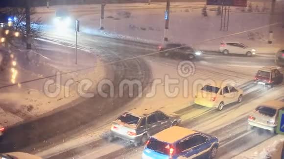 汽车在冬天在城市降雪冬天的道路视频的预览图