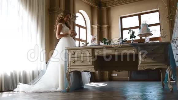 美丽的新娘摆在装饰好的桌子旁视频的预览图
