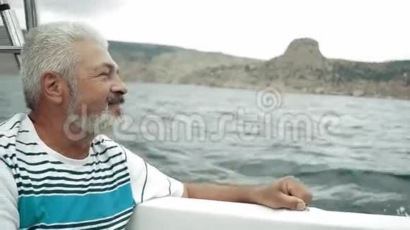 坐在船上眺望大海的老人视频的预览图
