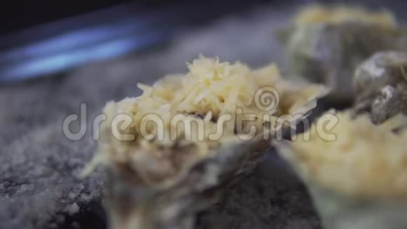 健康的海鲜用盐在烤盘上加奶酪的新鲜牡蛎视频的预览图