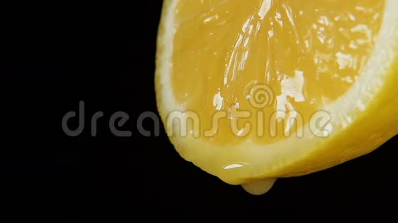 Low一滴果汁从柠檬里掉下来视频的预览图