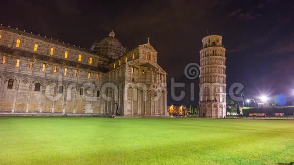 比萨大教堂和最著名的塔夜照明全景4k时间流逝意大利视频的预览图