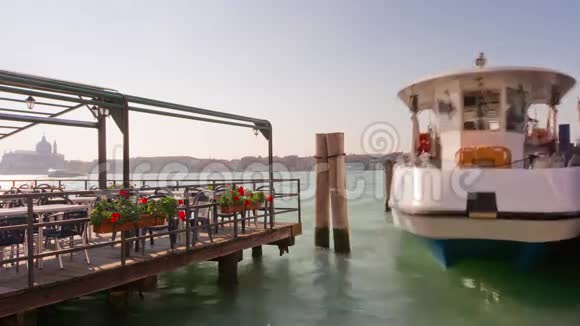 晨曦威尼斯湾餐厅渡轮站全景4k时间流逝意大利视频的预览图