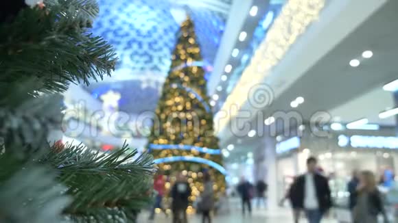 度假购物的概念把购物中心的大厅涂上圣诞装饰品4k视频的预览图