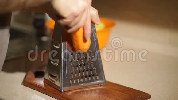 用胡萝卜搓手在木桌上视频的预览图