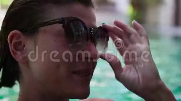 迷人的年轻白种人女性在她的游泳池里享受休闲时光在豪华别墅热带岛屿巴厘岛视频的预览图