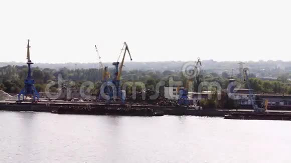 河港大型起重机的工作视频的预览图