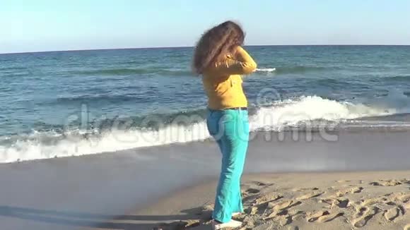 女人走在海边视频的预览图