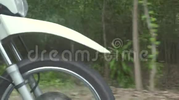 摩托车骑在路上而莫托旅行骑摩托车的人在乡间小路上开车摩托车视频的预览图