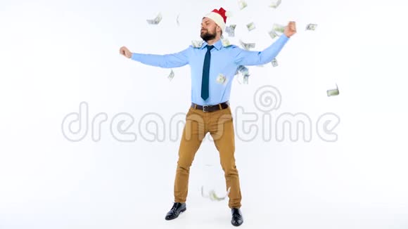 一美元落在穿着圣诞老人帽子的正式男士身上视频的预览图