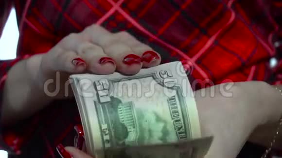 一个穿着红裙子的小女孩手里拿着一包钱动作很慢视频的预览图