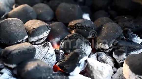 木炭烤架火灾视频的预览图