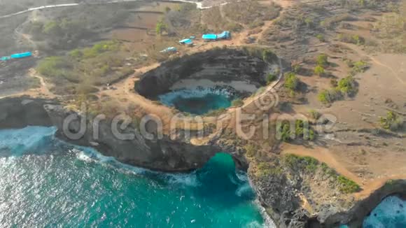 印度尼西亚NusaPenida岛破滩著名旅游景点的空中拍摄视频的预览图