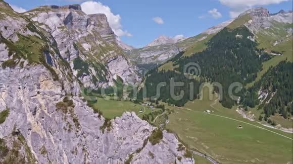 山脉美丽的山谷巴吉斯Aerial4k视频的预览图