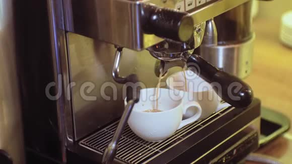 咖啡机提供的咖啡卡布奇诺咖啡视频的预览图