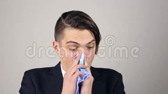病人把鼻子吹进纸巾里视频的预览图