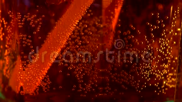 红色鸡尾酒有飞溅大量气泡特写和混合宏观镜头慢动作视频的预览图