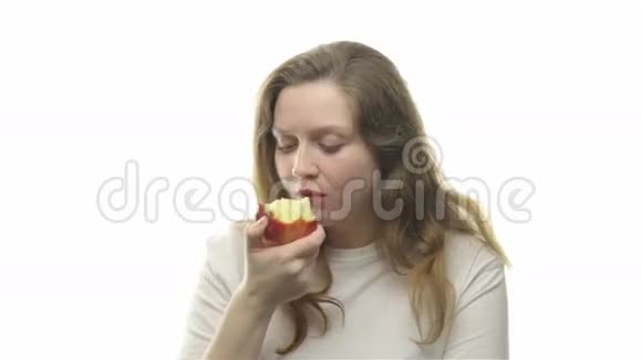 胖女人吃苹果第四个视频视频的预览图
