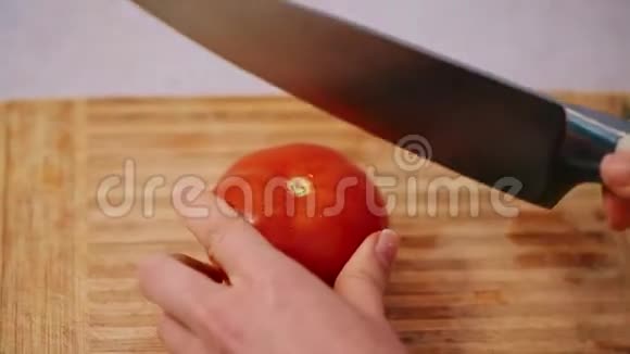 把红番茄切成小块视频的预览图